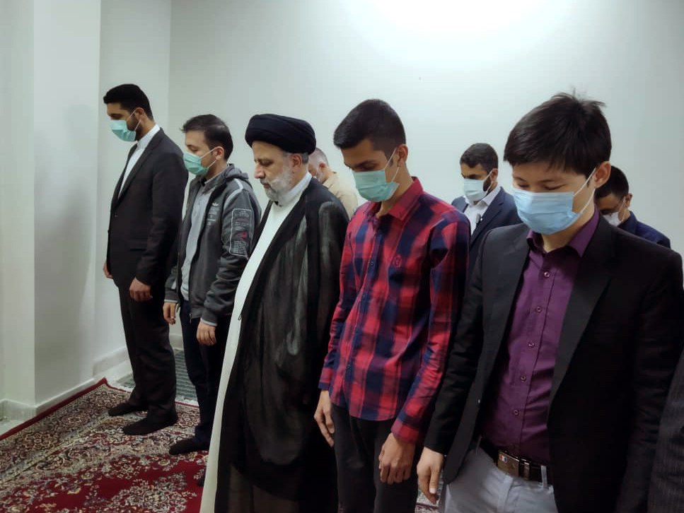 افطار رییس جمهور ایران در خوابگاه دانشجویان ایرانی و افغانستانی - تصویر دوم خبر