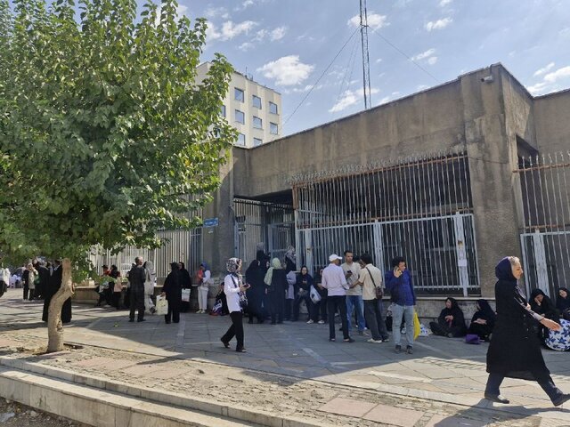 ماجرای ازدحام اتباع افغانستانی در مقابل پلیس مهاجرت تهران - تصویر دوم خبر