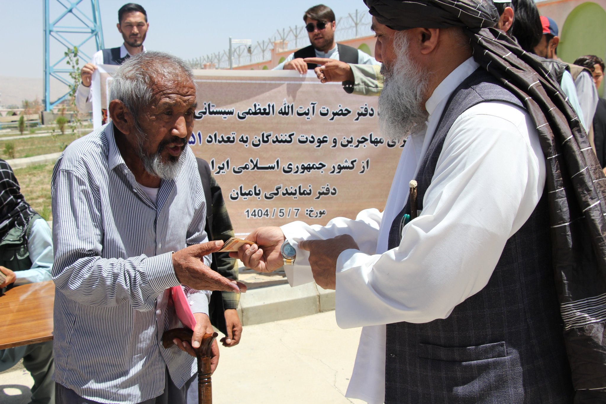 دفتر حضرت آیت الله سیستانی برای 51 خانواده عودت کننده در بامیان کمک توزیع کرد
