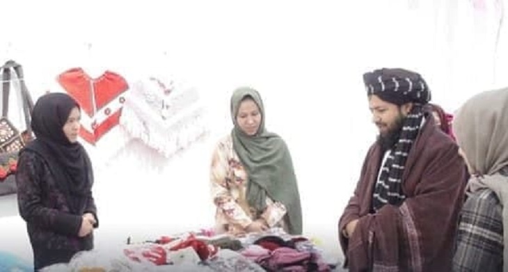 بازدید سرپرست ریاست اطلاعات و فرهنگ از نمایشگاه صنایع دستی بانوان در هرات - خبرگزاری افغان ایرکا