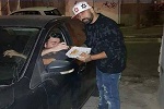 پخش شیرینی خواننده مشهور بعد از بمباران غزه (عکس) - خبرگزاری افغان ایرکا