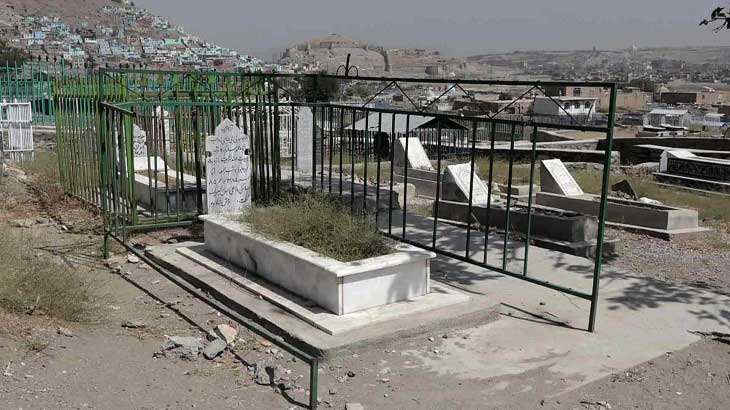 دزدی سنگ ها و قفس های روی قبرها در گورستان شهدای صالحین - خبرگزاری افغان ایرکا