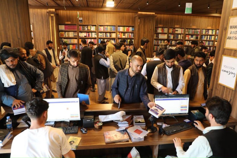 استقبال جوانان کشور از دوازدهمین سالگرد آغاز فعالیت یک کتابفروشی معروف در کابل - خبرگزاری افغان ایرکا
