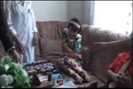 غیرت زن و مرد ندارد / دختر معلول تاجیکستانی بدون دست، مصارف خود را تامین می کند