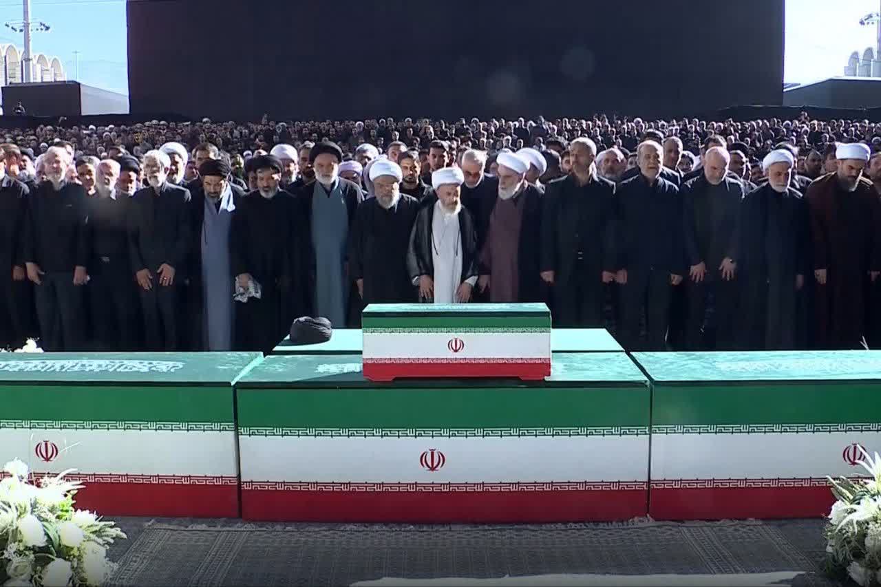 مراسم اقامه نماز بر پیکر مطهر امام مجاهد شهید حضرت آیت الله العظمی سیدعلی خامنه ای و شهدای خانواده ایشان