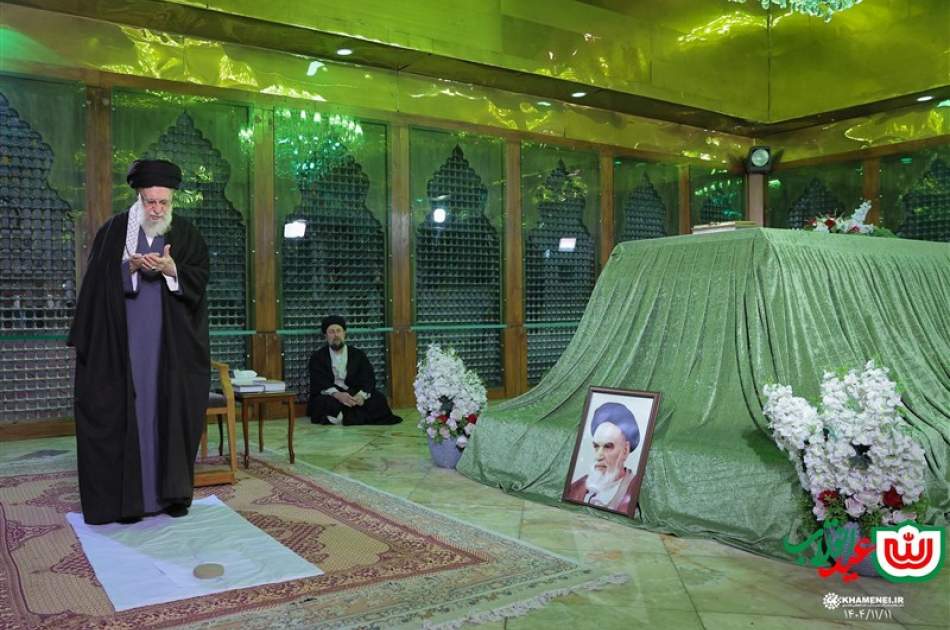 حضور آیت الله خامنه ای(مدظله) در مرقد امام خمینی بنیانگذار انقلاب اسلامی حضور آیت الله خامنه ای(مدظله) در مرقد امام خمینی بنیانگذار انقلاب اسلامی