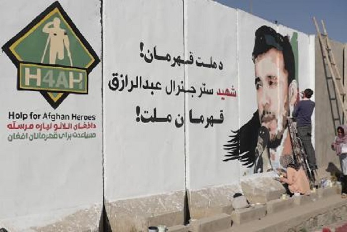  نقاشی تصویر جنرال رازق بر دیوار آکادمی ملی پولیس در کابل  - تصویر دوم خبر