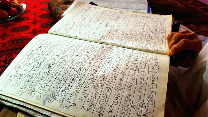 زن 90 ساله در بدخشان قرآن کریم را دست نویسی کرد - تصویر دوم خبر