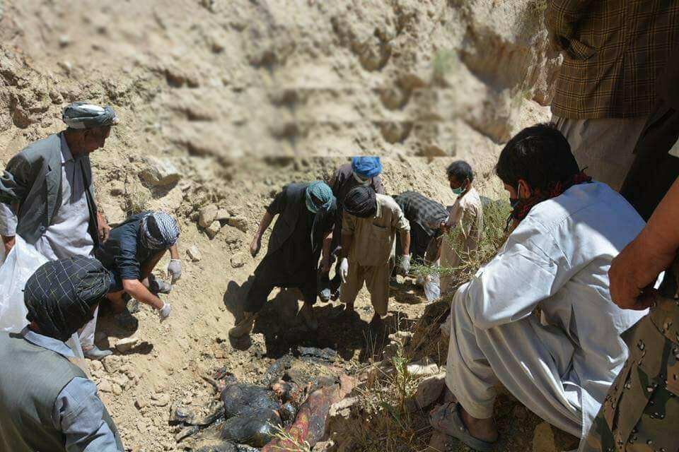 کشف سه گور گروهی در میرزا اولنگ در پی قتل عام از سوی هراس افگنان (عکس) - تصویر دوم خبر