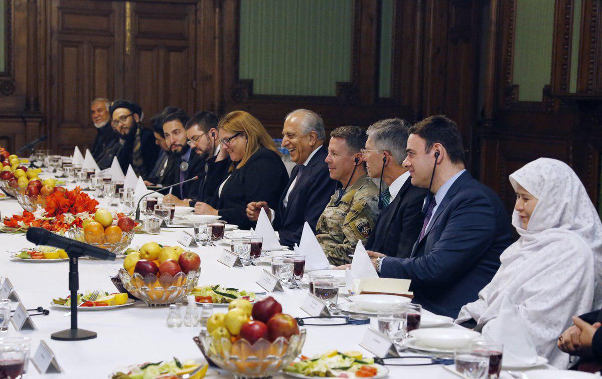 خلیلزاد بعد از ورود به کابل رهبران و هیات صلح  را در ارگ احضار کرد - تصویر دوم خبر