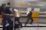  رفتار وحشیانه پلیس آمریکا با زن محجبه و واکنش همسرش  - خبرگزاری افغان ایرکا