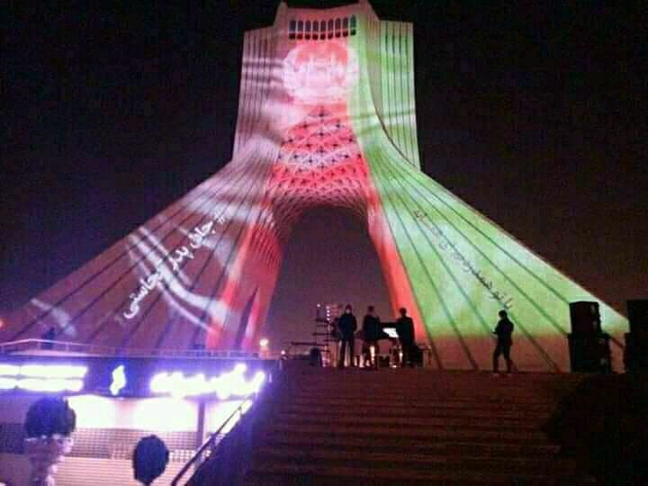  نورافشانی برج آزادی تهران هم زمان با سومین روز شهادت دانشجویان دانشگاه کابل  - خبرگزاری افغان ایرکا
