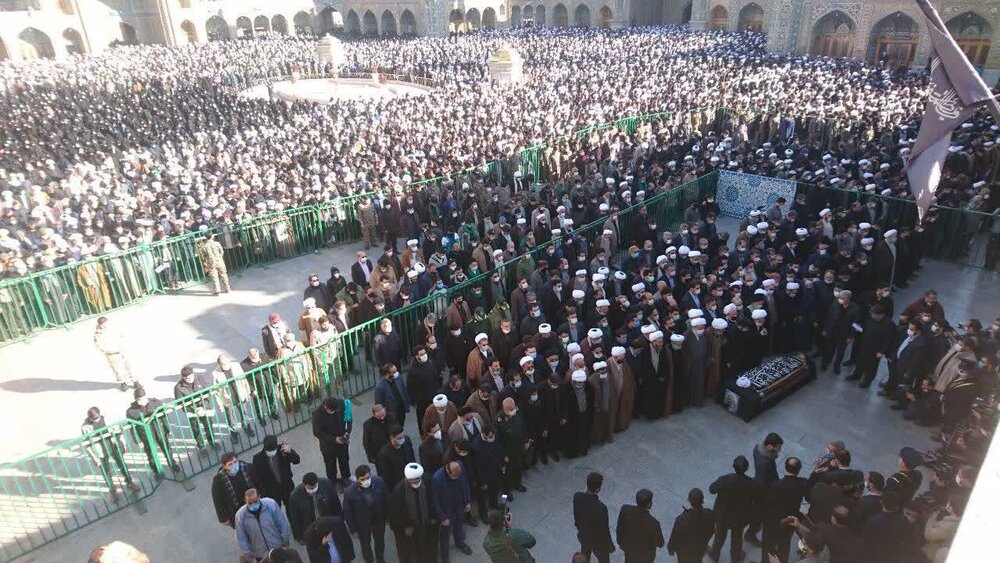 پیکرآیت الله مصباح یزدی در حرم حضرت معصومه(س) آرام گرفت - تصویر دوم خبر