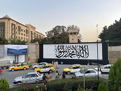  نقش بستن پرچم طالبان بر دیوار سفارت آمریکا در کابل - خبرگزاری افغان ایرکا