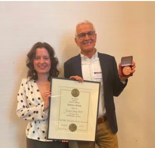 پزشک افغانستانی برنده عالی ترین مدال چشم پزشکی ناروی شد