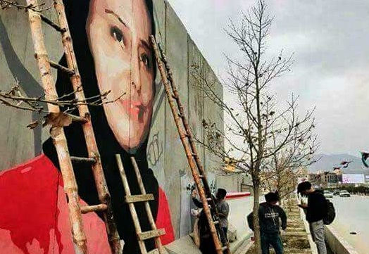 تصویر حمیده برمکی در مقابل خانه حکمتیار (عکس) - تصویر دوم خبر