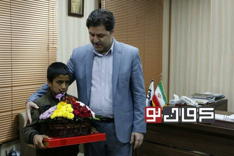 دلجویی شهردار کرمان ایران از کودک گل فروش افغان - تصویر دوم خبر