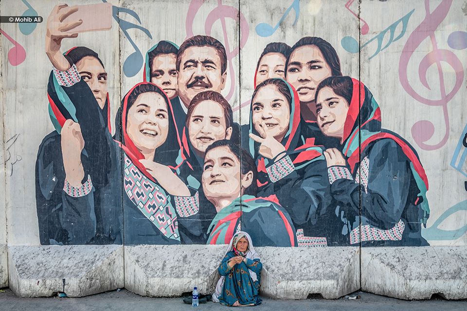عکس: تناقض زندگی در افغانستان - تصویر دوم خبر