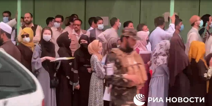 صف طولانی شهروندان افغانستانی در مقابل سفارت  ایران در کابل