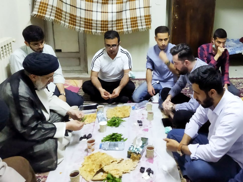 افطار رییس جمهور ایران در خوابگاه دانشجویان ایرانی و افغانستانی - خبرگزاری افغان ایرکا