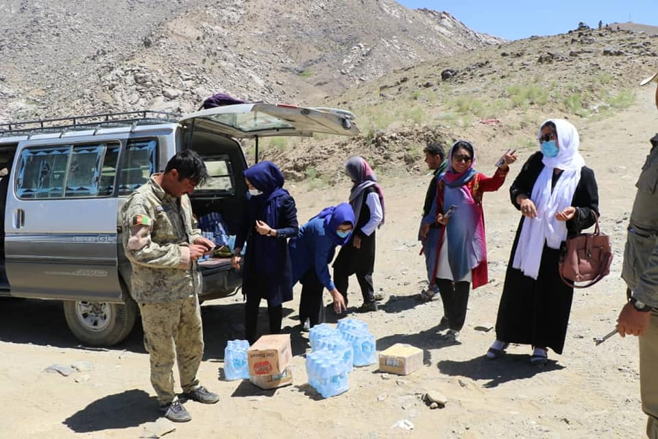 نبرد در دایکندی؛ گروهی از زنان به سربازان آب و غذا توزیع کردند - خبرگزاری افغان ایرکا