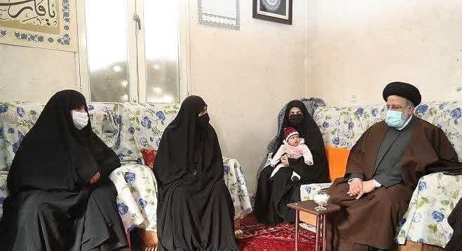  حضور سرزده آیت الله رئیسی در منزل شهید مدافع حرم فاطمیون در قم - تصویر دوم خبر