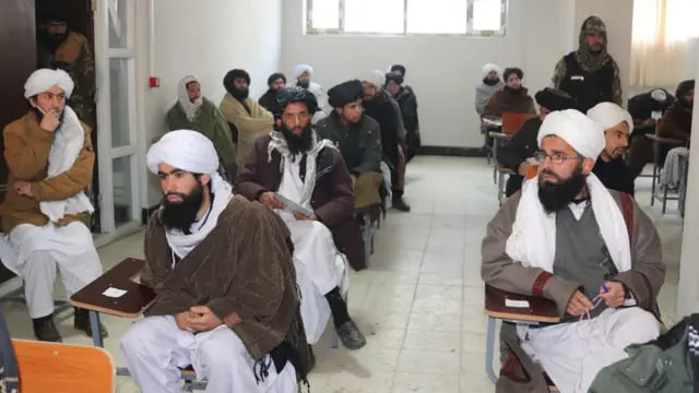 طالبان مدارس دینی را از برگزاری آزمون های مستقل محروم کرد؛ اسناد تحصیلی فقط با نظارت دولتی معتبر است