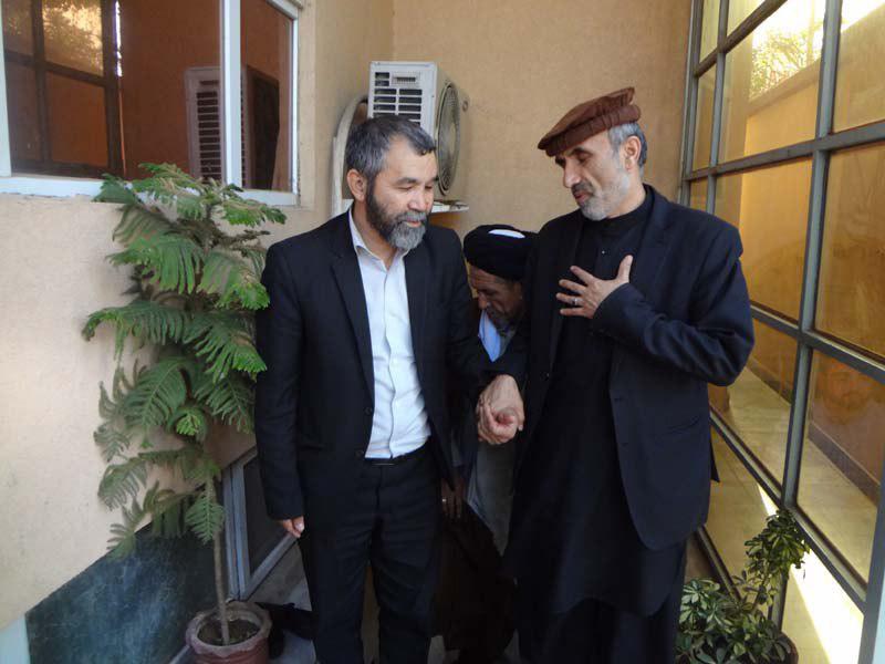  دبیرکل حزب رفاه ملی افغانستان با حضور در منزل محمد علم ایزدیار معاون مشرانو جرگه با ایشان ابراز همدردی نمود  - تصویر دوم خبر