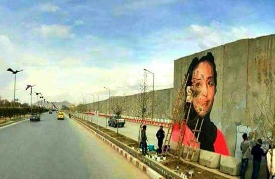 تصویر حمیده برمکی در مقابل خانه حکمتیار (عکس) - تصویر سوم خبر