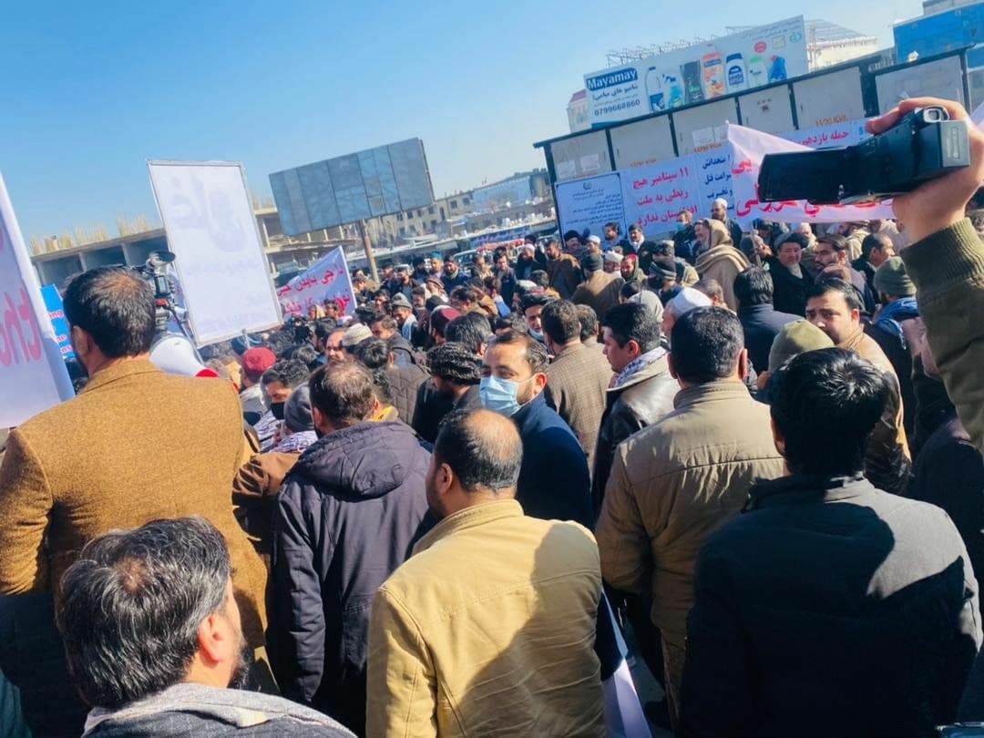 تظاهرات ضدآمریکایی در کابل: «بایدن دشمنی با مردم افغانستان را بس کن» - تصویر سوم خبر