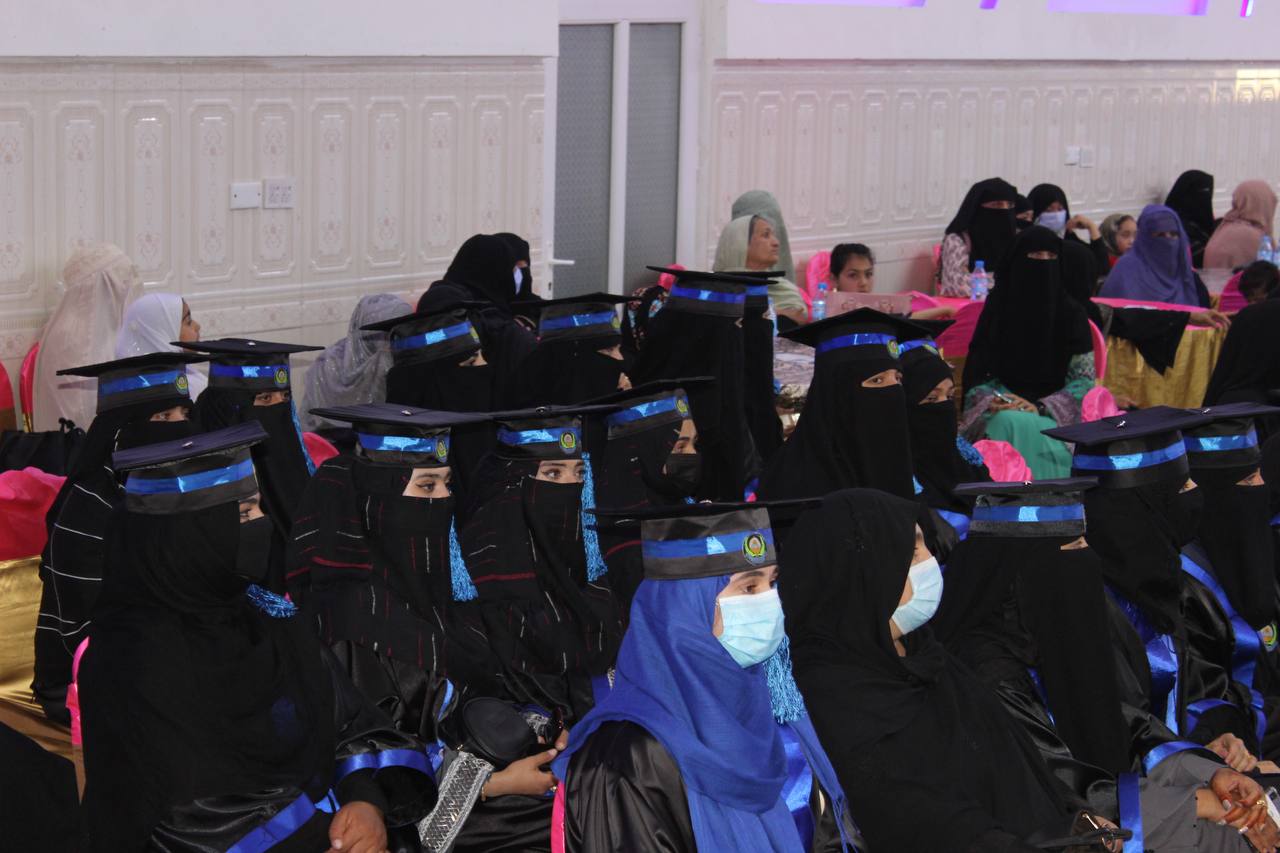 فراغت ده ها دانشجوی دختر و پسر از یک دانشگاه خصوصی در قندهار - تصویر دوم خبر