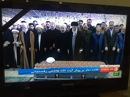 اقامه نماز توسط رهبر انقلاب بر پیکر آیت الله هاشمی - خبرگزاری افغان ایرکا
