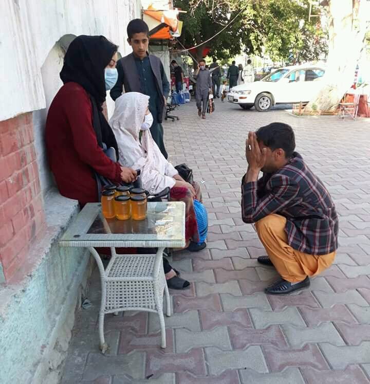 زانو زدن روباه در مقابل شیر؛ عذرخواهی پولیس آزار دهنده از معصومه! - خبرگزاری افغان ایرکا