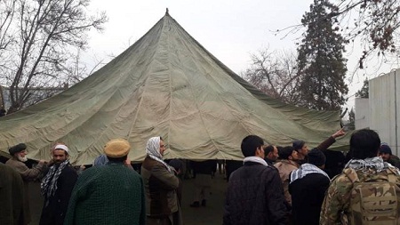 نامزدان معترض انتخابات پارلمانی در برابر دفتر والی تخار خیمه های تحصن برپا کردند - خبرگزاری افغان ایرکا