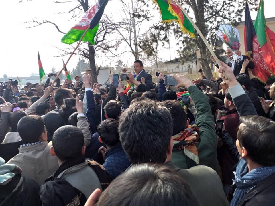 بازگشت صفری و استقبال بی نظیر مردم در میدان هوایی حامد کرزی - خبرگزاری افغان ایرکا