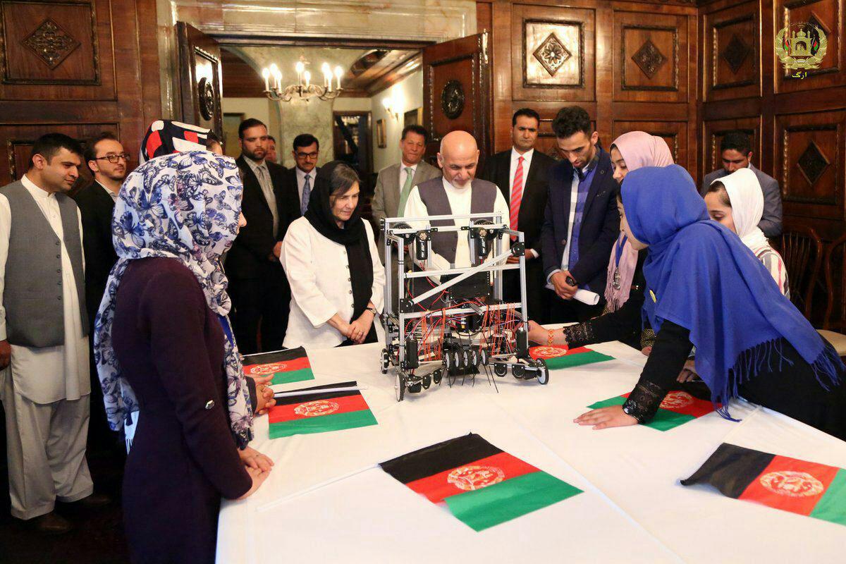 رهبران حکومت وحدت ملی از دختران روبات ساز تقدیر کردند - خبرگزاری افغان ایرکا