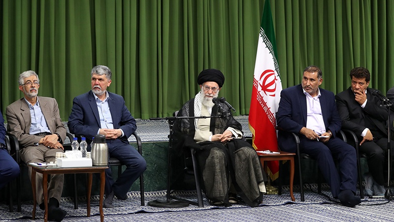 امام خامنه ای: بکوشید شعر فارسی عفیف، حکمت آمیز و امیدآفرین باقی بماند - خبرگزاری افغان ایرکا