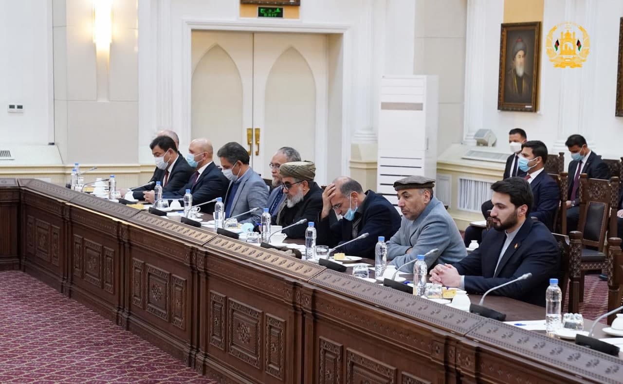 غنی در دیدار با اعضای هیات مذاکره کننده صلح از حمایت کامل دولت به این هیات اطمینان داد - تصویر دوم خبر