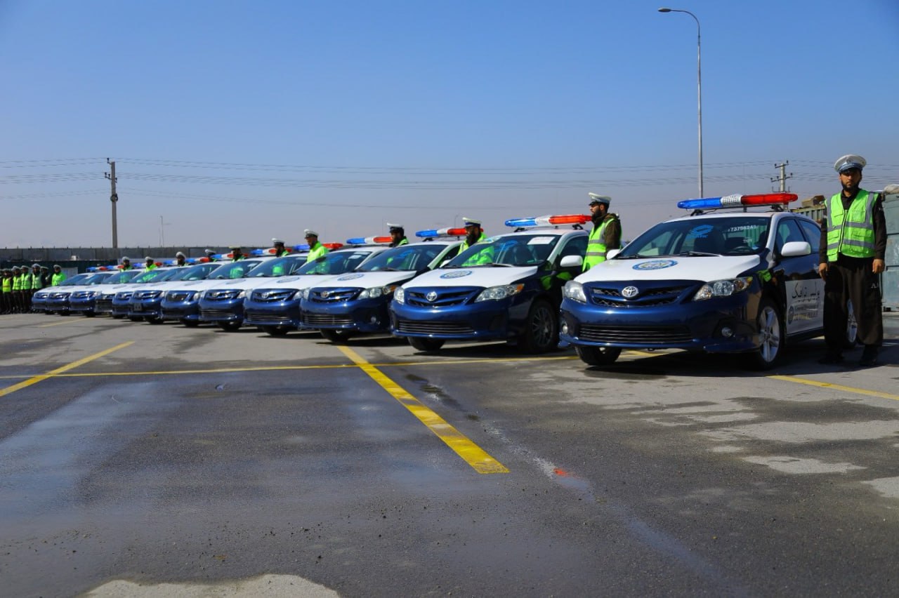  وزارت داخله طالبان موترهای جدید را با رنگ و علامت ویژه در اختیار پولیس ترافیک قرار داد - تصویر سوم خبر