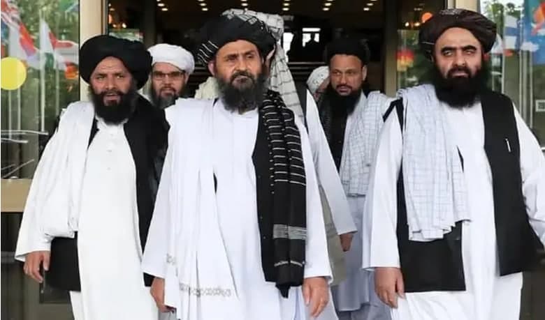 ملا عبدالغنی برادر و امیرخان متقی در مراسم تشییع جنازه ابراهیم رئیسی شرکت می کنند