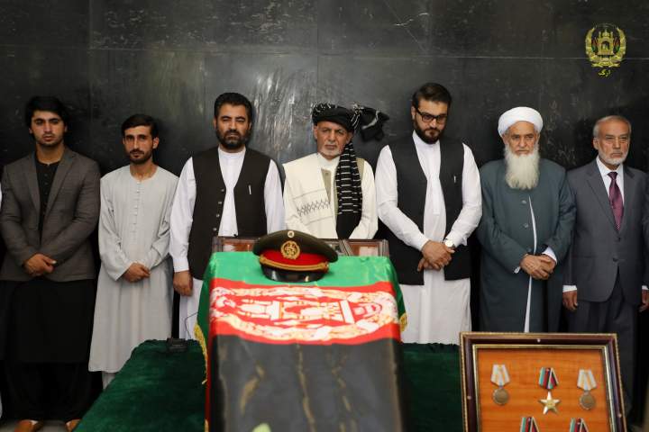 یک محافظ ارشد رییس جمهور غنی در شفاخانه جان باخت - تصویر دوم خبر