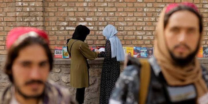 برخی دختران در دانش گاه لباس های را می پوشند که غربی ها هم نمی پوشند - خبرگزاری افغان ایرکا