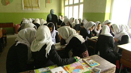 رنگ لباس دختران در مکاتب افغانستان از سیاه به آبی و خاکستری تغییر کرد - خبرگزاری افغان ایرکا