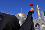لحظه تعویض پرچم گنبد حرم مطهر رضوی در شب ولادت امام رضا علیه السلام  - خبرگزاری افغان ایرکا