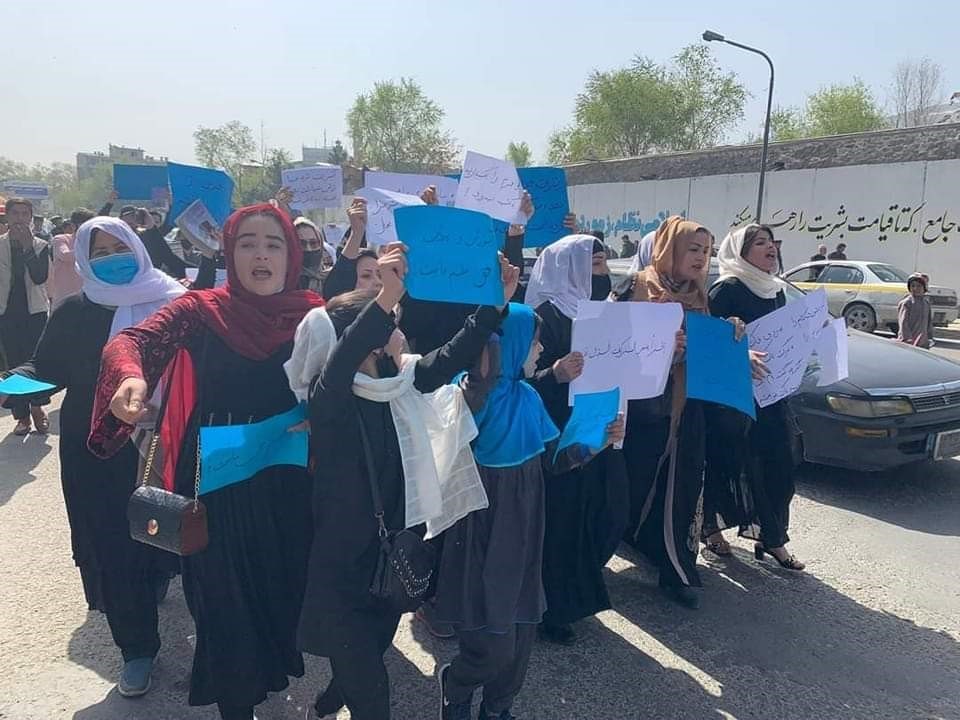 اعتراض زنان در واکنش به مسدود ماندن مکاتب دخترانه  - خبرگزاری افغان ایرکا
