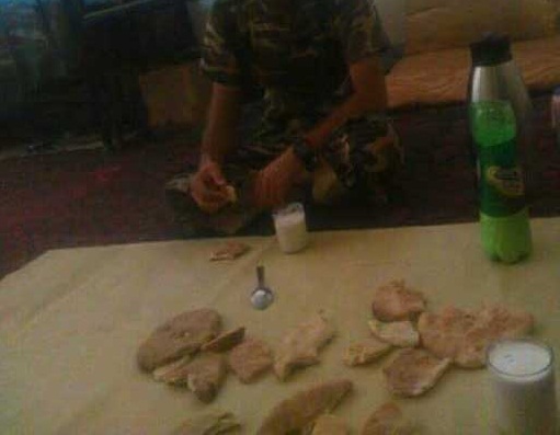 سربازان از گرسنگی نان فاسد می خورند (عکس) - تصویر سوم خبر