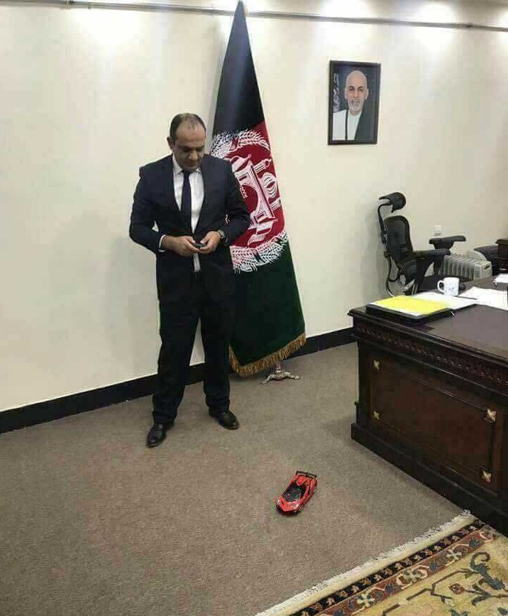 برداشت آزاد: موتر اسباب بازی معین وزیر (عکس) - تصویر دوم خبر