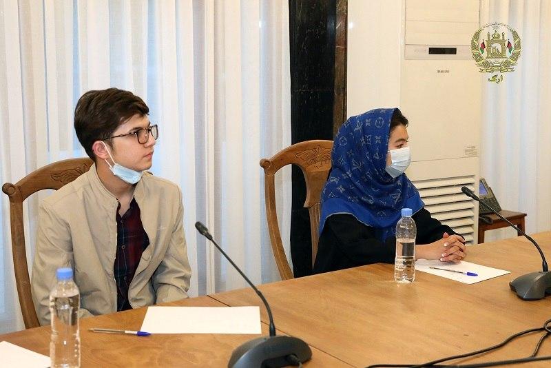 رئیس جمهور غنی با شش تن از اشتراک کنندگان ممتاز کانکور امسال، دیدار نمود - تصویر دوم خبر