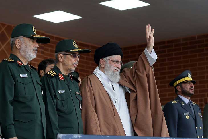 امام خامنه ای: دلسوزان عراق و لبنان بدانند اولویت اصلی علاج ناامنی است