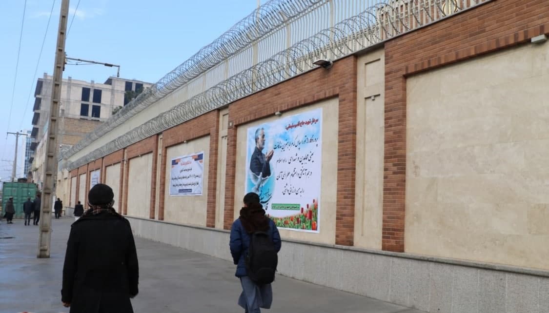  آذین بندی دیوارهای هرات با تصاویری از شهید سردار قاسم سلیمانی - تصویر سوم خبر